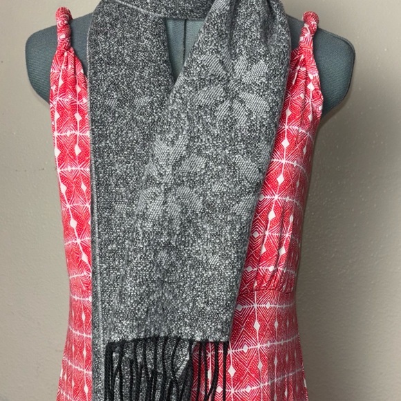 NWT Cejon Women's Gray Scarf Snowflake Pattern Heather Gray w/ fringe wrap scarf - Picture 9 of 16